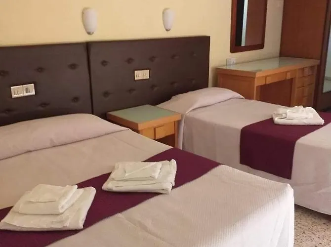 Minaides מלון 2*